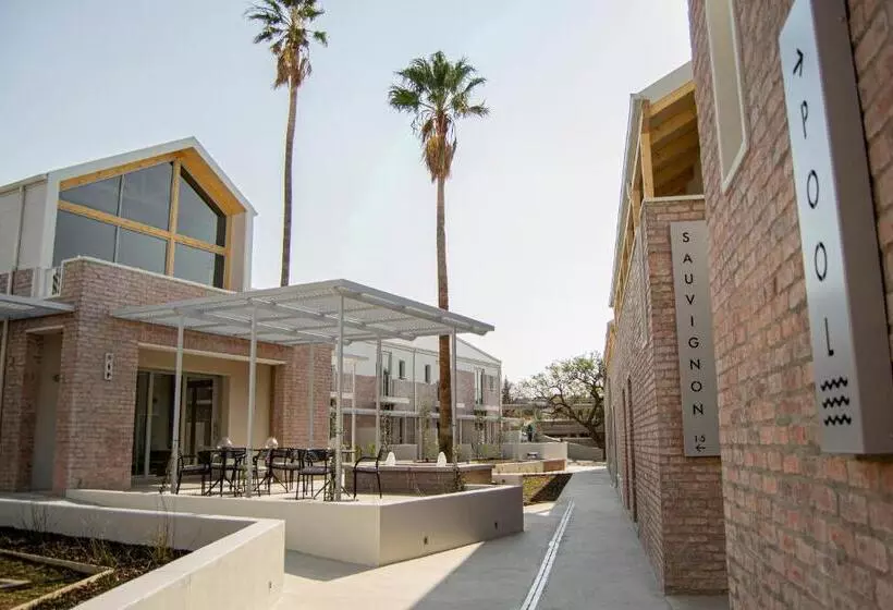 تختخواب و صبحانه The Windhoek Luxury Suites