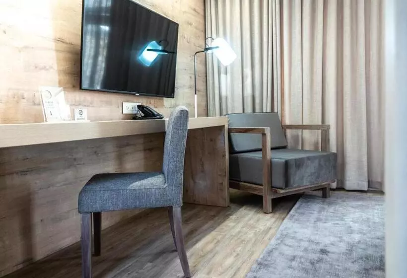 تختخواب و صبحانه The Windhoek Luxury Suites