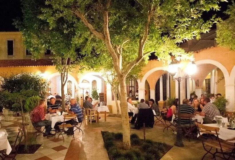 تختخواب و صبحانه The Windhoek Luxury Suites