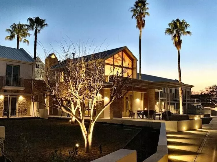 تختخواب و صبحانه The Windhoek Luxury Suites