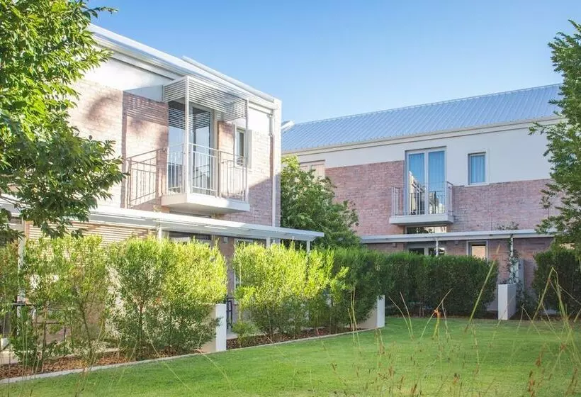 تختخواب و صبحانه The Windhoek Luxury Suites