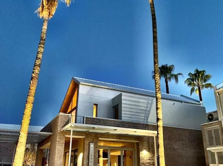 تختخواب و صبحانه The Windhoek Luxury Suites