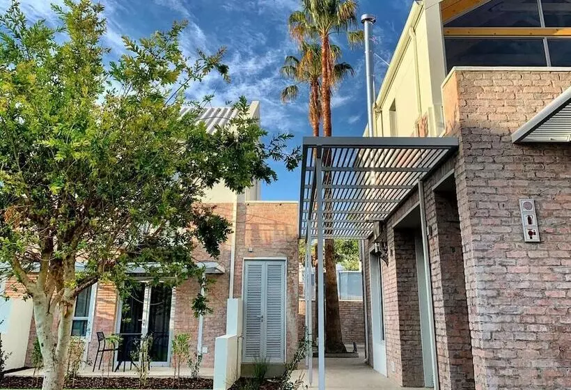 تختخواب و صبحانه The Windhoek Luxury Suites