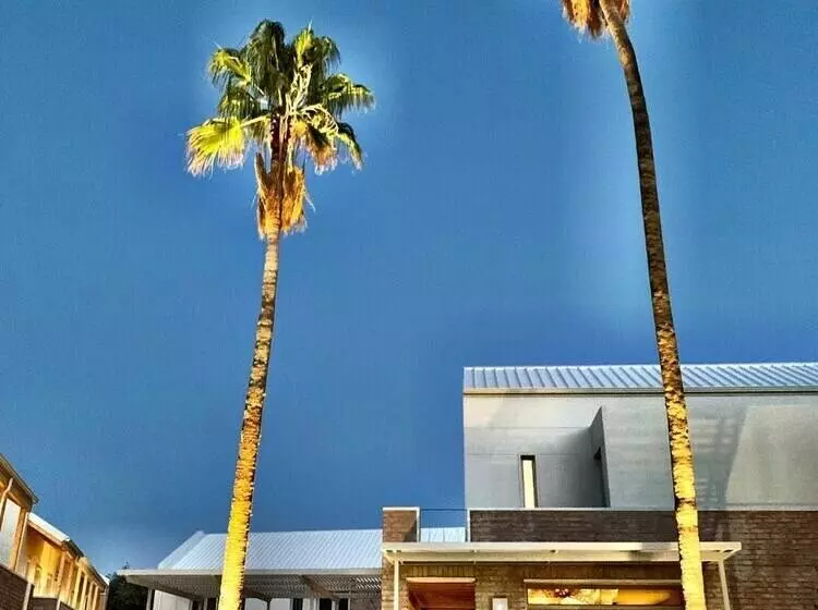 تختخواب و صبحانه The Windhoek Luxury Suites