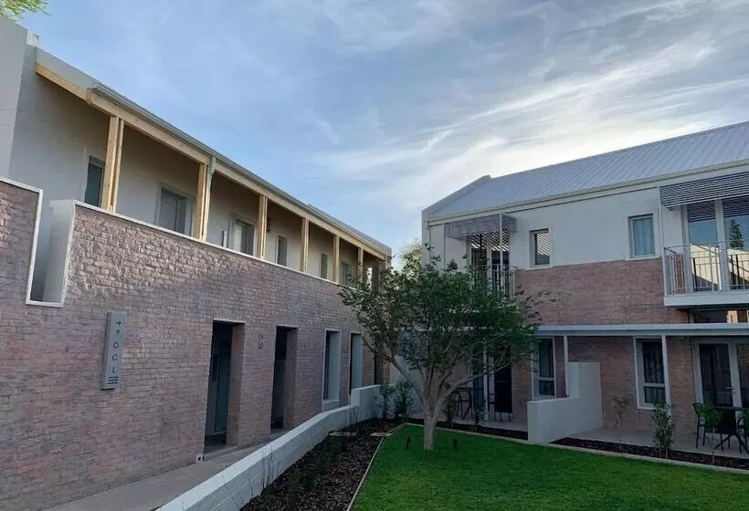 تختخواب و صبحانه The Windhoek Luxury Suites