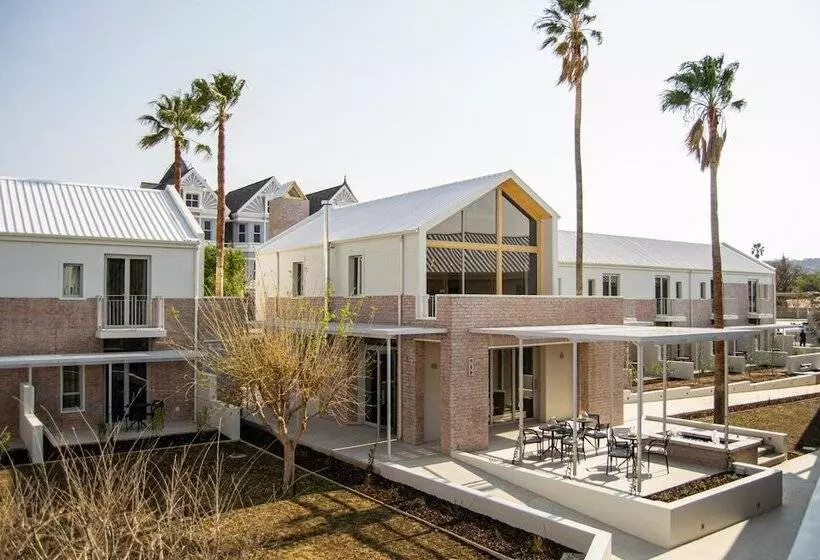 تختخواب و صبحانه The Windhoek Luxury Suites