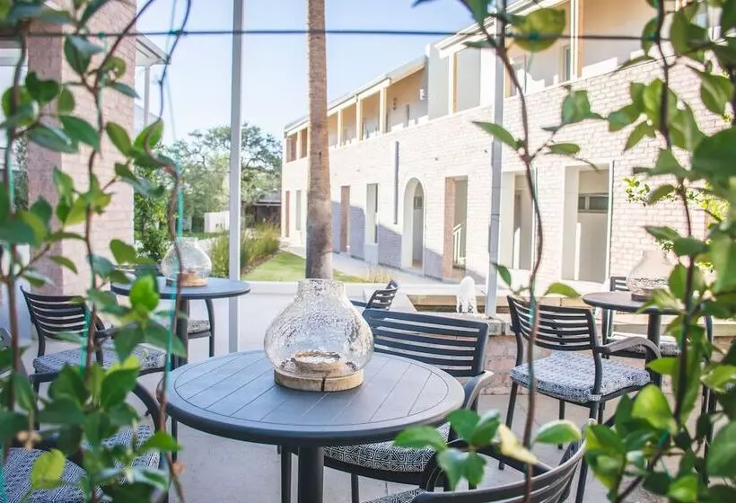 تختخواب و صبحانه The Windhoek Luxury Suites