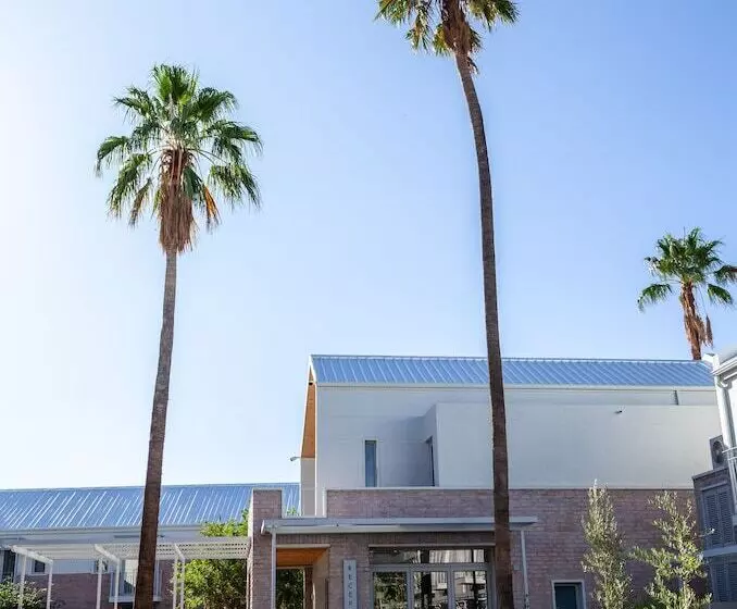 تختخواب و صبحانه The Windhoek Luxury Suites