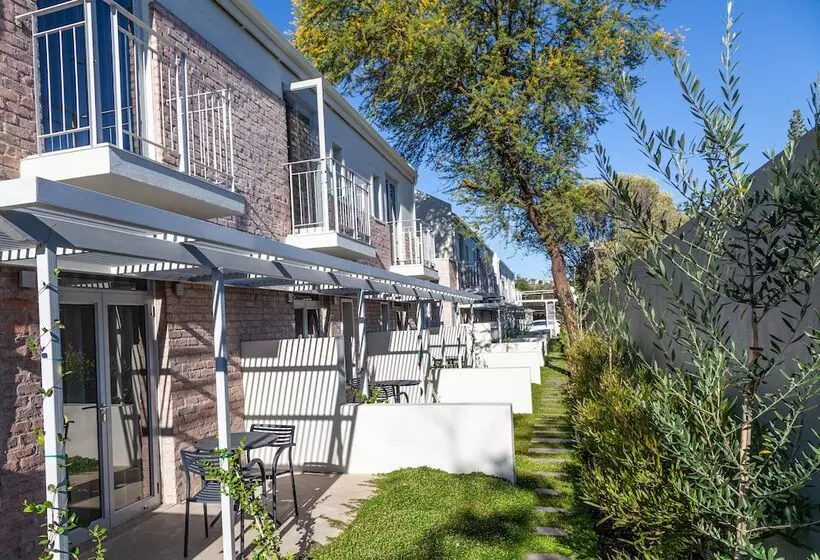 تختخواب و صبحانه The Windhoek Luxury Suites