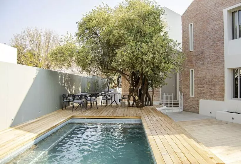 تختخواب و صبحانه The Windhoek Luxury Suites