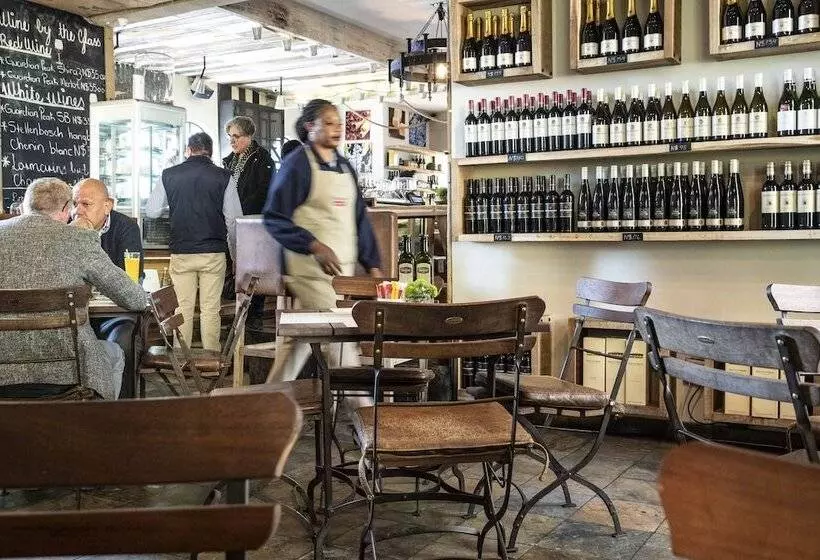 تختخواب و صبحانه The Windhoek Luxury Suites