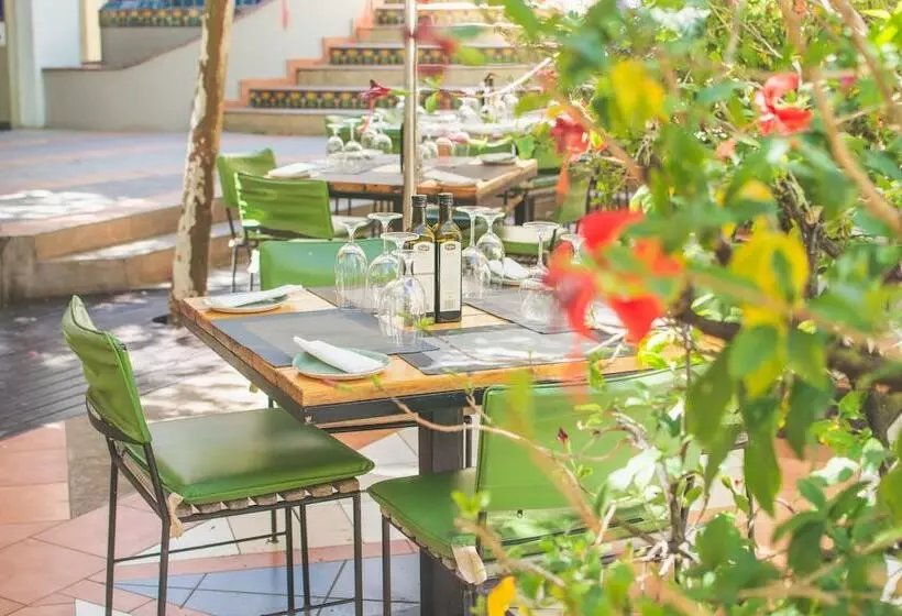 تختخواب و صبحانه The Windhoek Luxury Suites