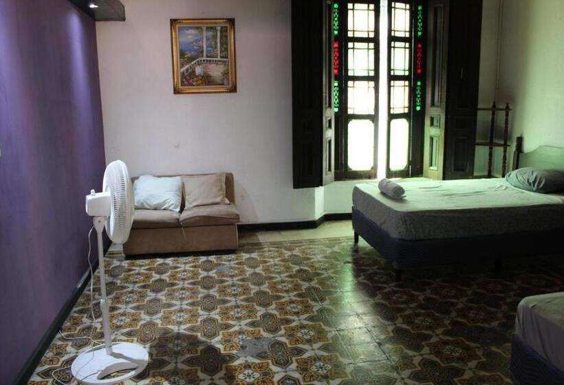 پانسیون Hostal Velvet Plaza