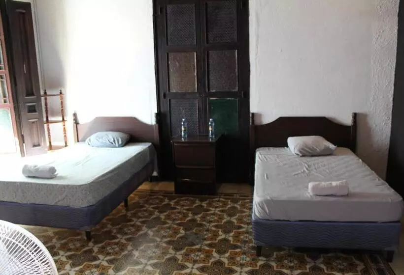 پانسیون Hostal Velvet Plaza