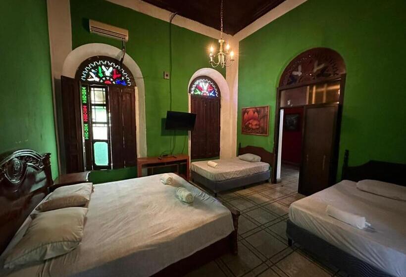 پانسیون Hostal Velvet Plaza