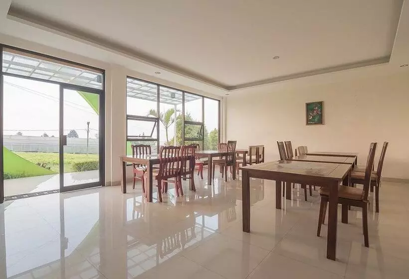 Hotelli Reddoorz Syariah @ Sarongge Cianjur