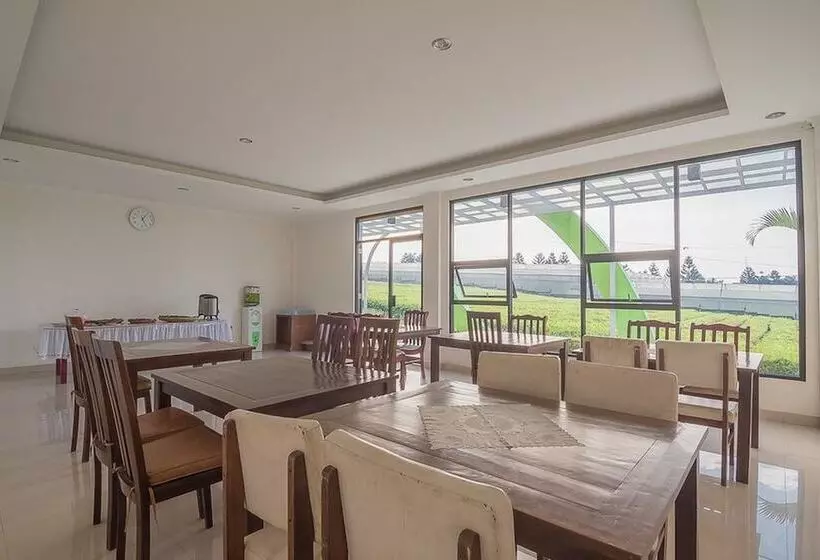 Hotelli Reddoorz Syariah @ Sarongge Cianjur