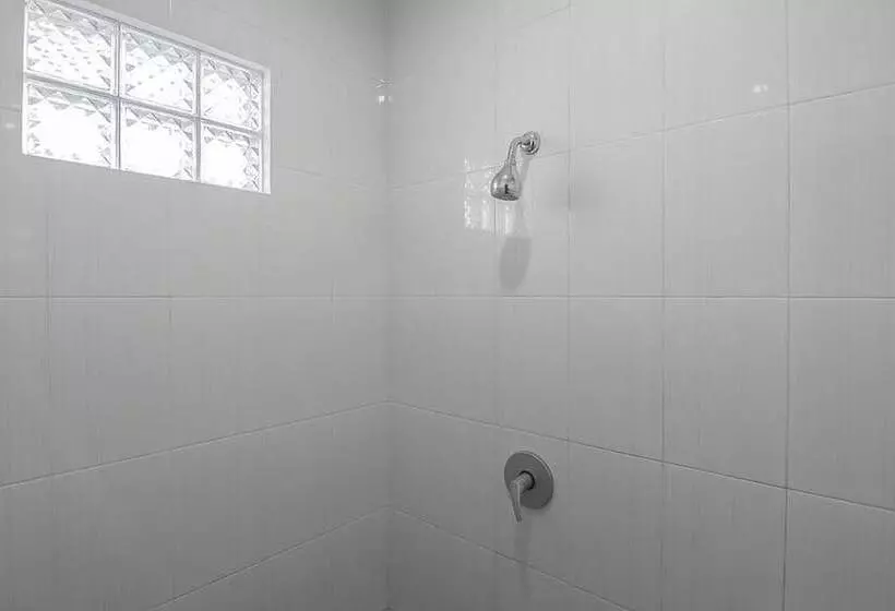 Hotelli Reddoorz Syariah @ Sarongge Cianjur