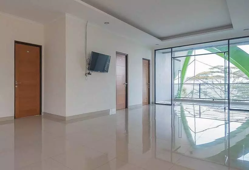 Hotelli Reddoorz Syariah @ Sarongge Cianjur