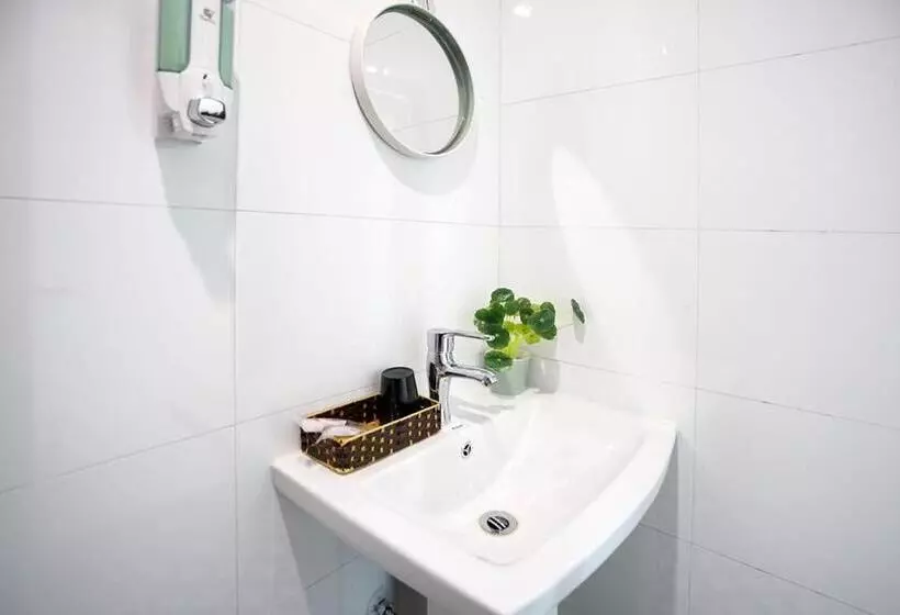 تختخواب و صبحانه Almor Hostel With Pool In Right Center