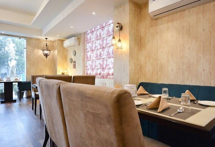 ホテル Capital O 37234 Reejas Inns  N  Suites