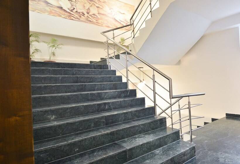 ホテル Capital O 37234 Reejas Inns  N  Suites