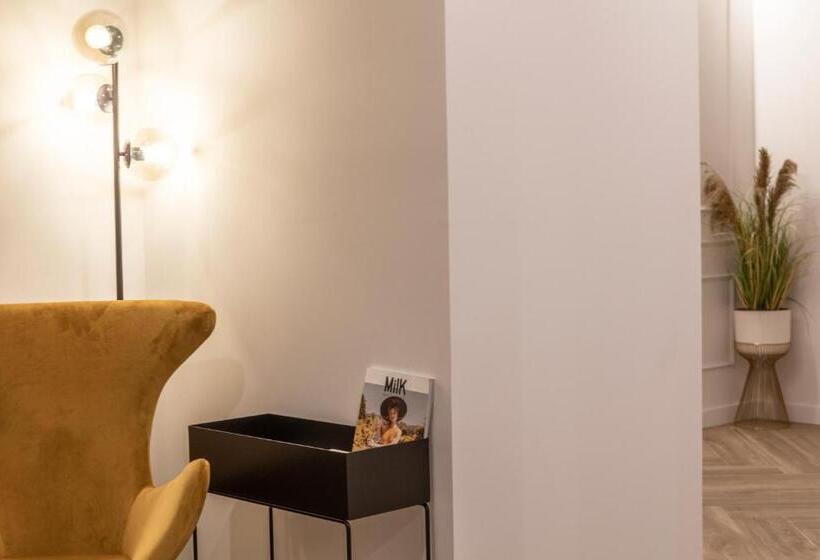 بنسيون Blanq Comedias