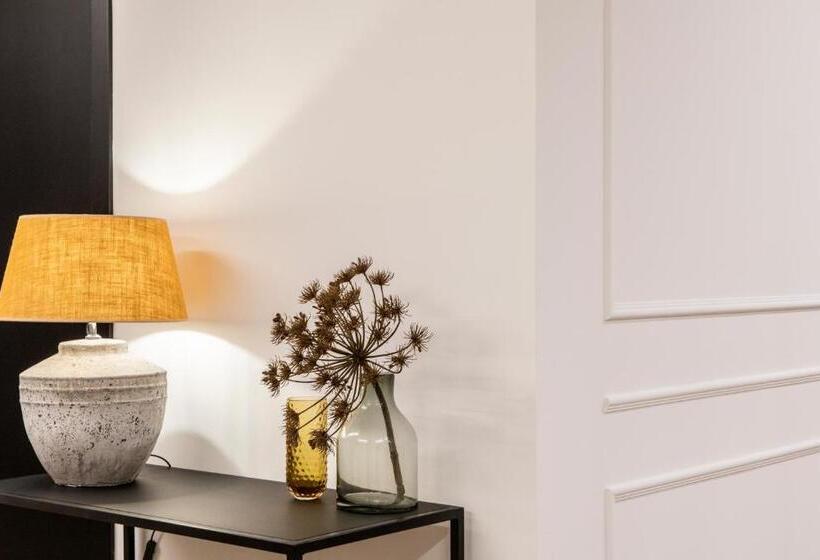 بنسيون Blanq Comedias