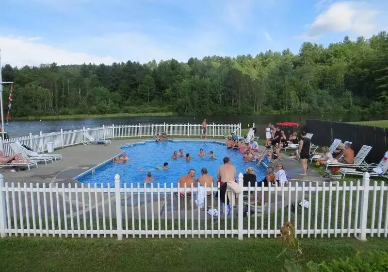 호텔 Commodores Inn