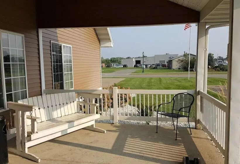 Hotelli Paynesville Inn & Suites