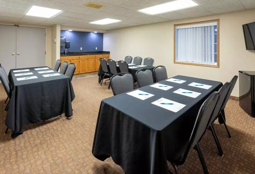 Hotelli Paynesville Inn & Suites