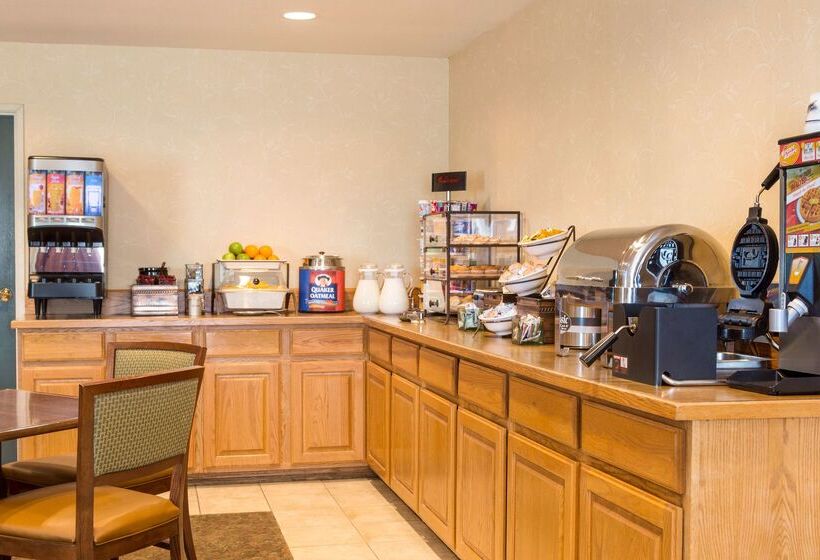 בית מלון כפרי Country Inn & Suites By Radisson, Nevada, Mo