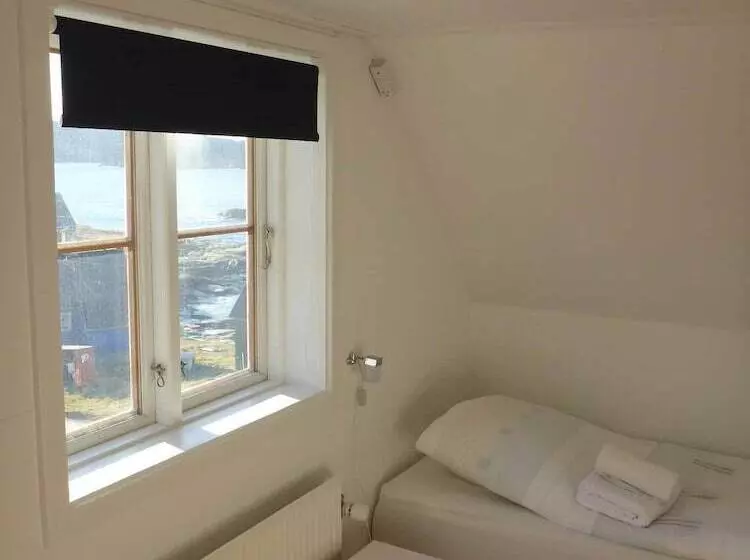 هتل Café De Upernavik