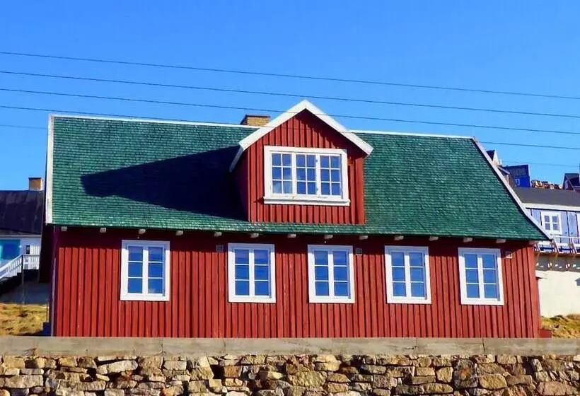 هتل Café De Upernavik