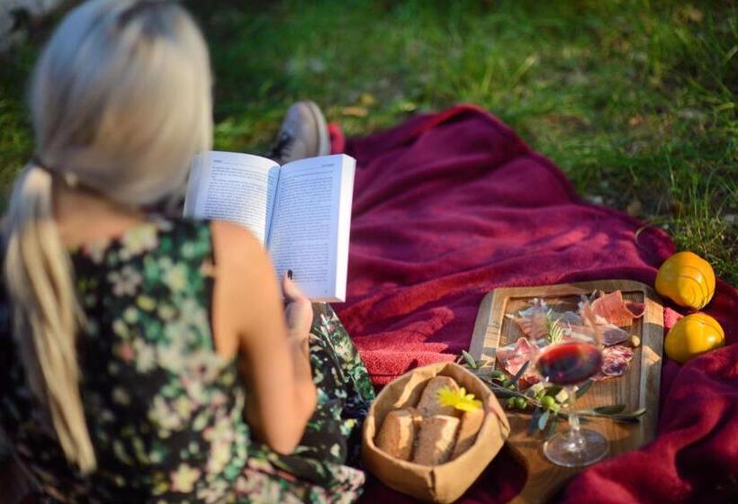 تختخواب و صبحانه Theodosius Forest Village   Glamping In Vipava Valley