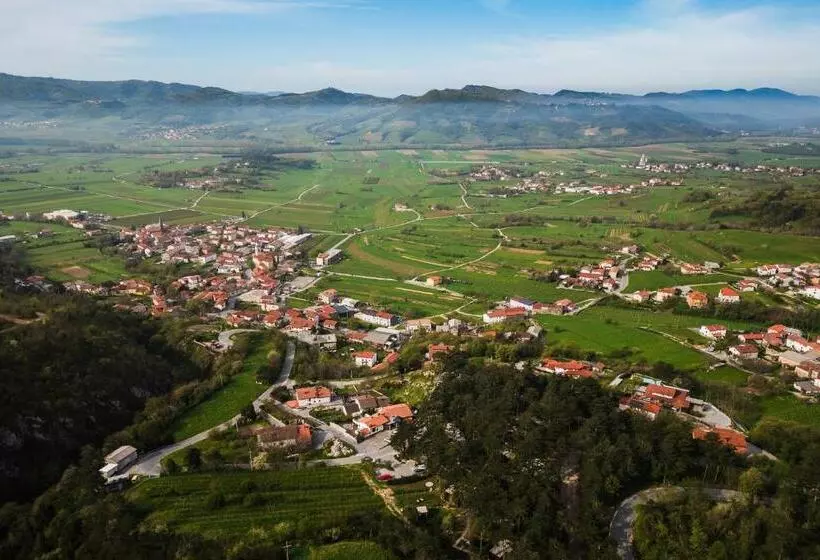 تختخواب و صبحانه Theodosius Forest Village   Glamping In Vipava Valley