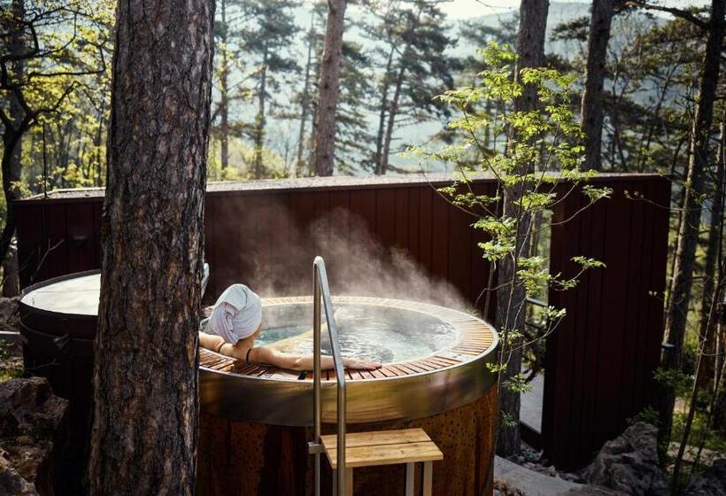 تختخواب و صبحانه Theodosius Forest Village   Glamping In Vipava Valley