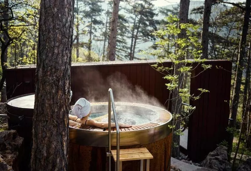 تختخواب و صبحانه Theodosius Forest Village   Glamping In Vipava Valley