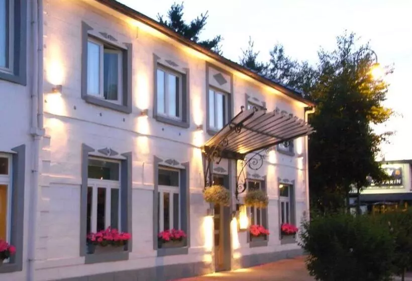 Hostel Pret A Gouter Bistro Bar Bed