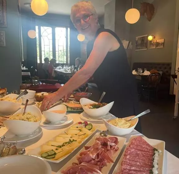 Hostel Pret A Gouter Bistro Bar Bed