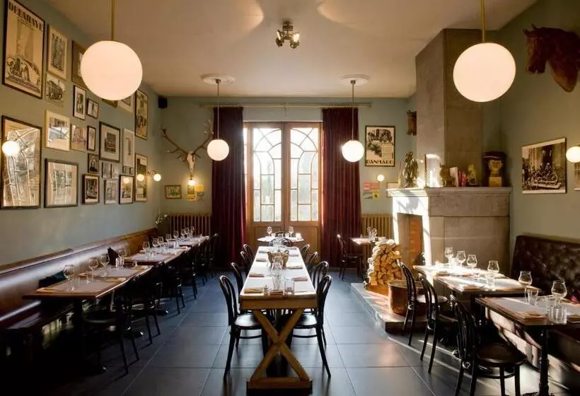 Hostel Pret A Gouter Bistro Bar Bed