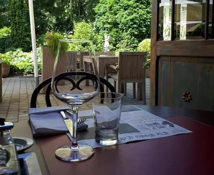 Hostel Pret A Gouter Bistro Bar Bed