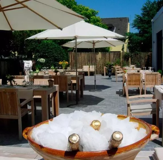 Hostel Pret A Gouter Bistro Bar Bed