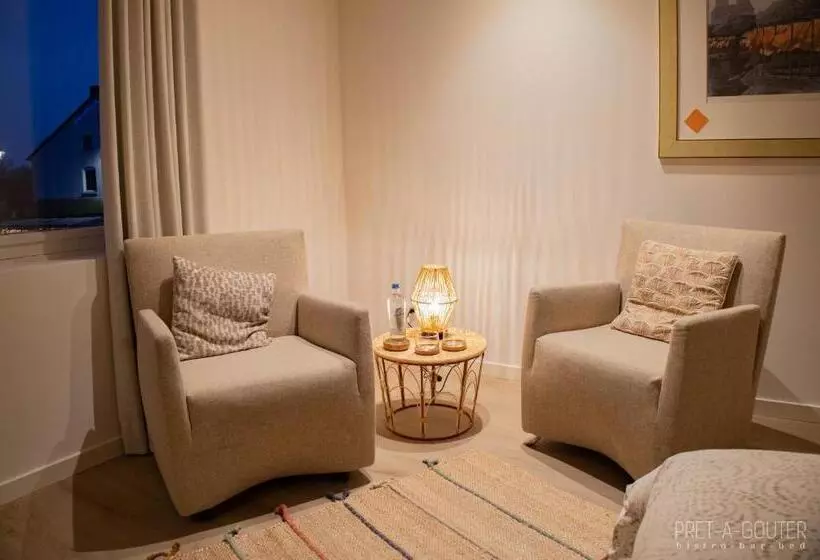 Hostel Pret A Gouter Bistro Bar Bed