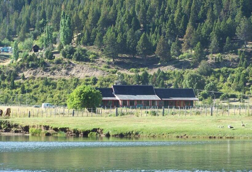 Hostel La Pilarica River & Mountain Lodge