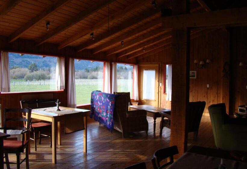 Hostel La Pilarica River & Mountain Lodge