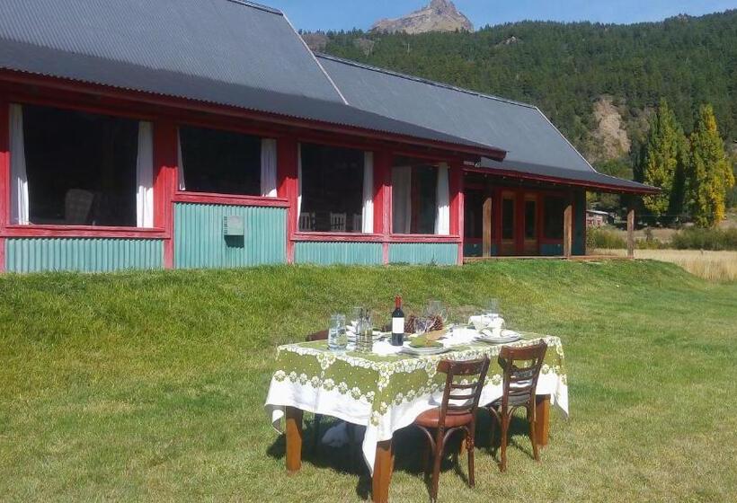 Hostel La Pilarica River & Mountain Lodge