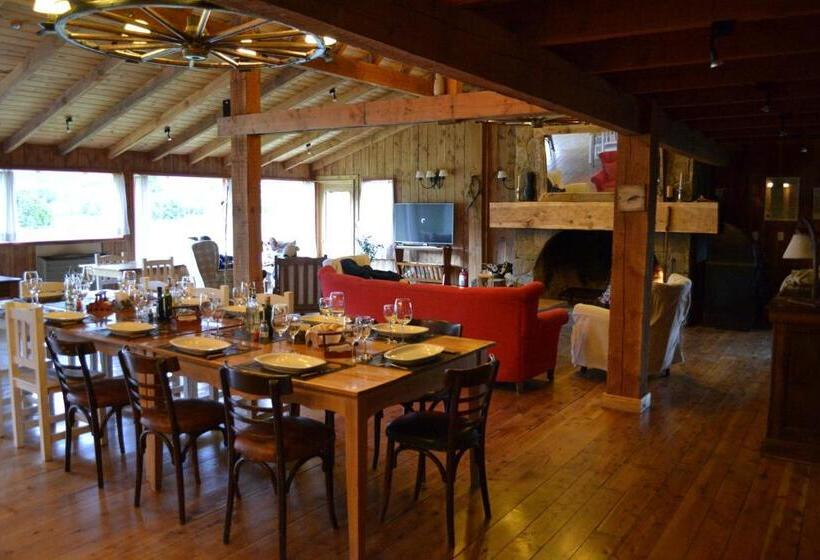 Hostel La Pilarica River & Mountain Lodge