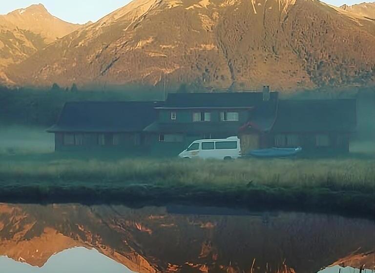 Hostel La Pilarica River & Mountain Lodge