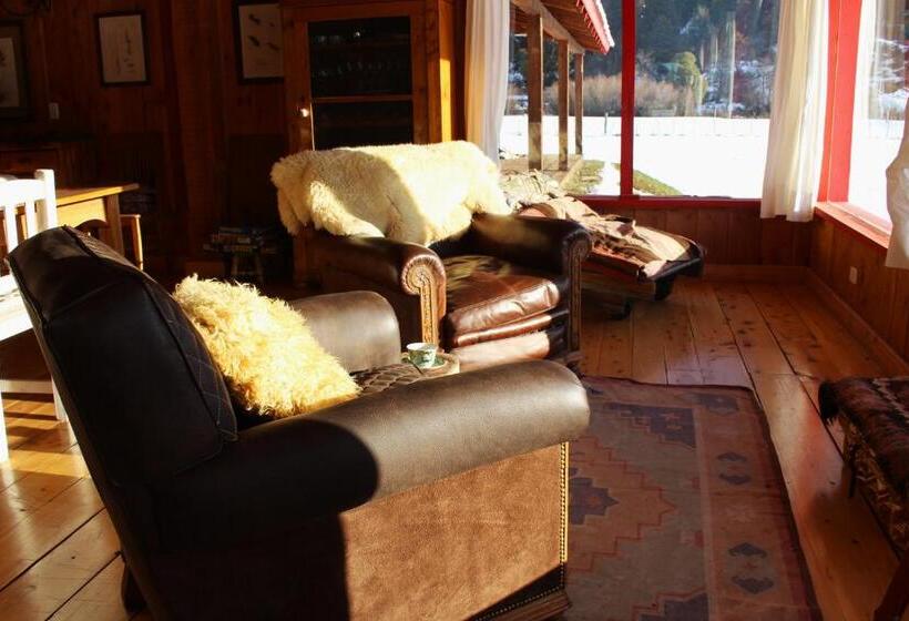 Hostel La Pilarica River & Mountain Lodge